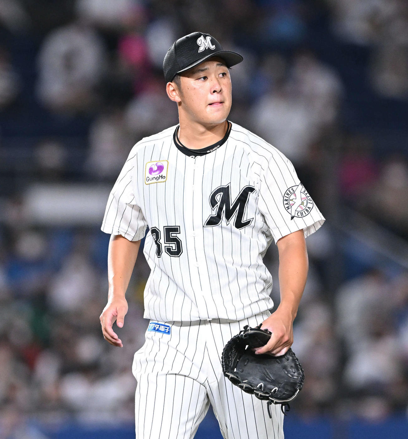 ロッテ対日本ハム　7回表、交代しベンチへ引き揚げるロッテ先発の鈴木（撮影・滝沢徹郎）