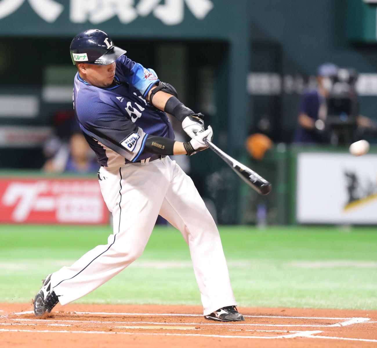 ソフトバンク対西武　6回表西武無死一塁、山川は左中間へ2点本塁打を放つ（撮影・屋方直哉）