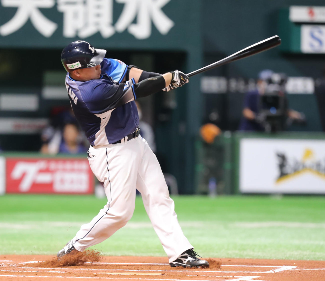 ソフトバンク対西武　6回表西武無死一塁、山川は左中間へ2点本塁打を放つ（撮影・屋方直哉）