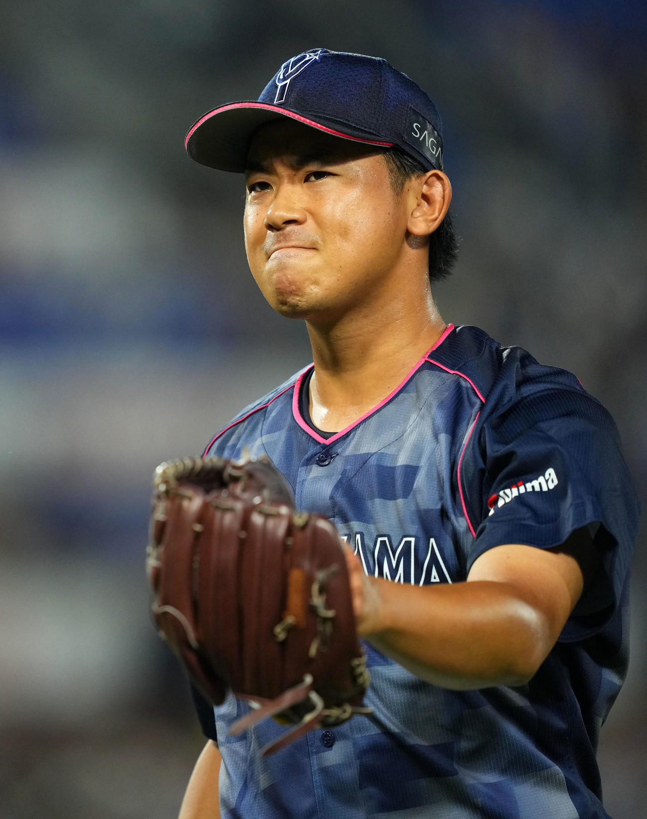 DeNA対ヤクルト　1回表を終え悔しげな表情でベンチへ引き揚げるDeNA今永（撮影・横山健太）