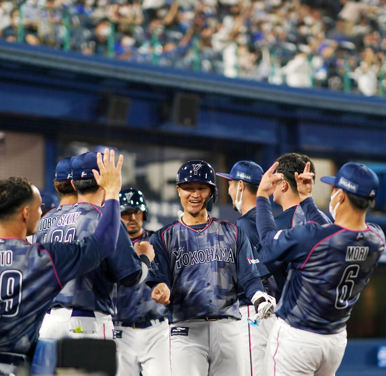 DeNA対ヤクルト　4回裏DeNA1死満塁、今永の左前2点適時打で生還し歓喜する大和（中央）らDeNAナイン（撮影・横山健太）