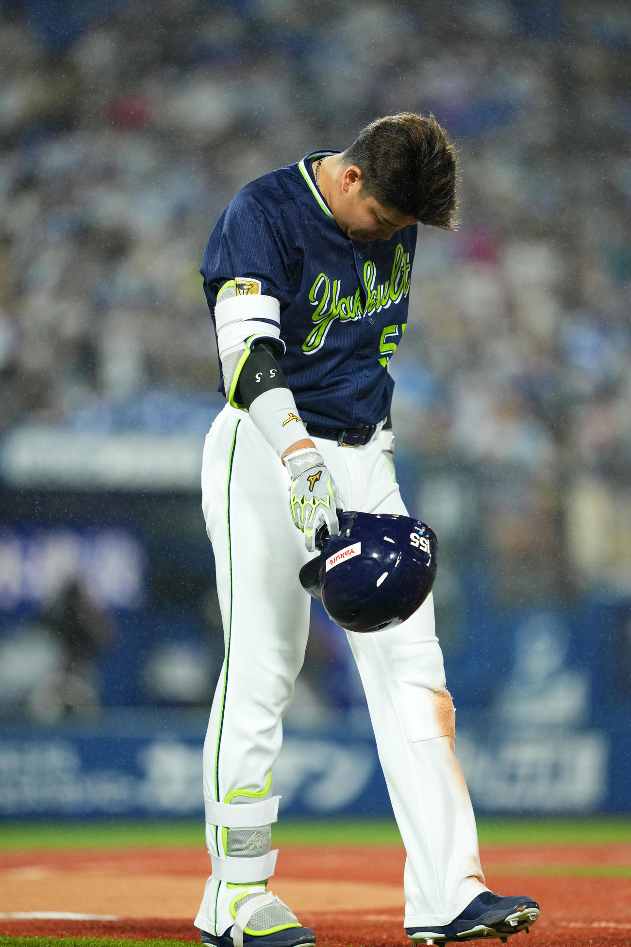 DeNA対ヤクルト　8回表ヤクルト1死、死球を受ける村上（撮影・横山健太）