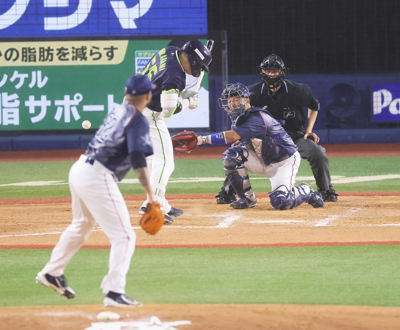 8回表ヤクルト1死、右足に死球を受ける村上。投手エスコバー（撮影・足立雅史）
