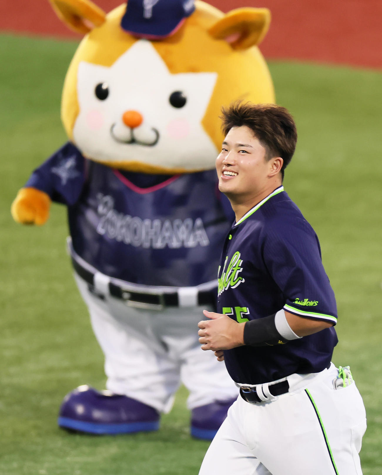 試合前、スターマンを横目に笑顔で体を動かすヤクルト村上（撮影・足立雅史）