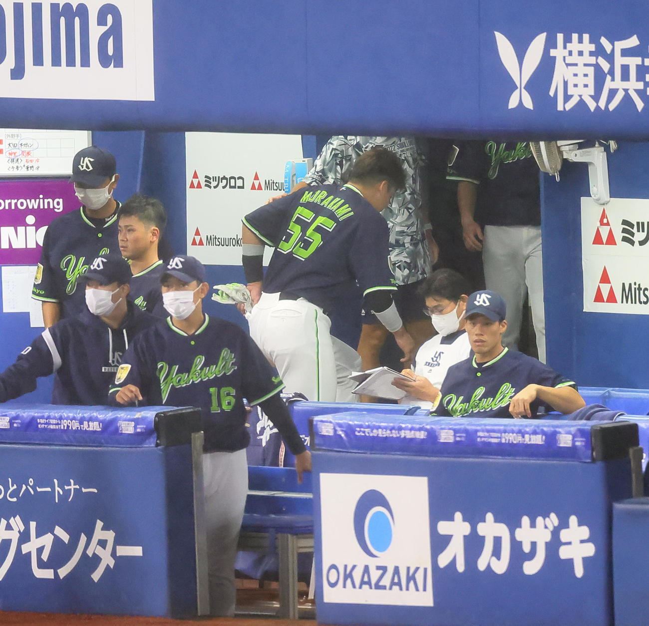 8回に死球を受けたヤクルト村上（中央右）は交代となり足もとを気にしながら引き揚げる（撮影・足立雅史）