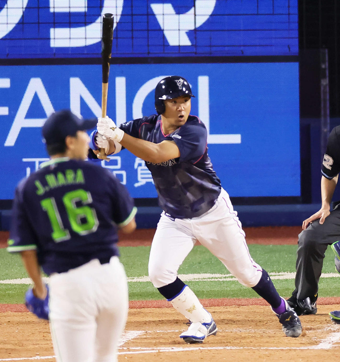 4回裏DeNA1死満塁、今永は逆転2点適時打を放つ。投手原（撮影・足立雅史）