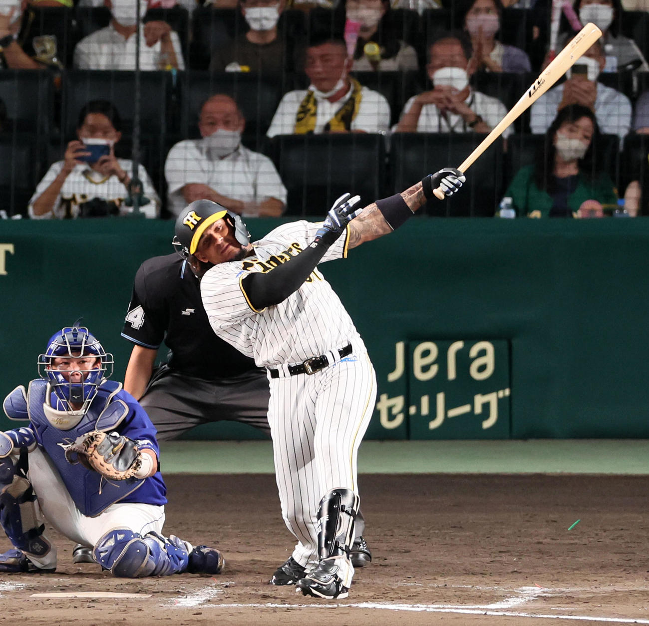 阪神対中日　6回裏阪神1死満塁、代打マルテは左前勝ち越し2点適時打を放つ（撮影・加藤哉）