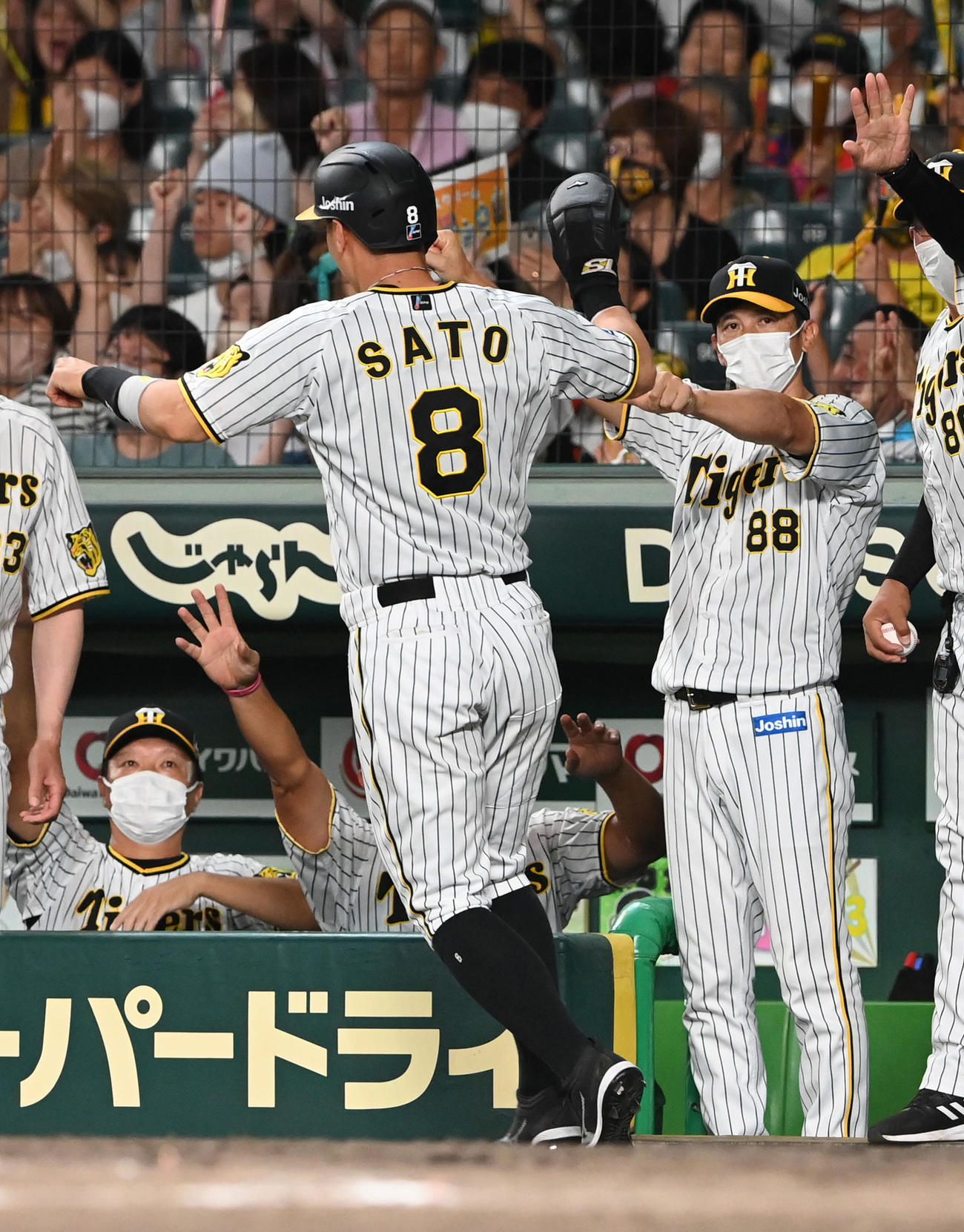 阪神対中日　6回裏阪神1死満塁、代打のマルテの左前2点適時打で生還した佐藤輝（左）を迎える矢野監督（撮影・前岡正明）