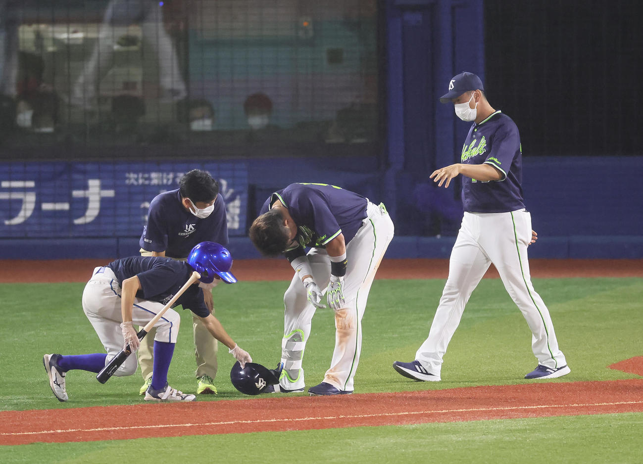 8回表ヤクルト1死、村上（中央）は死球を受けうずくまる（撮影・足立雅史）