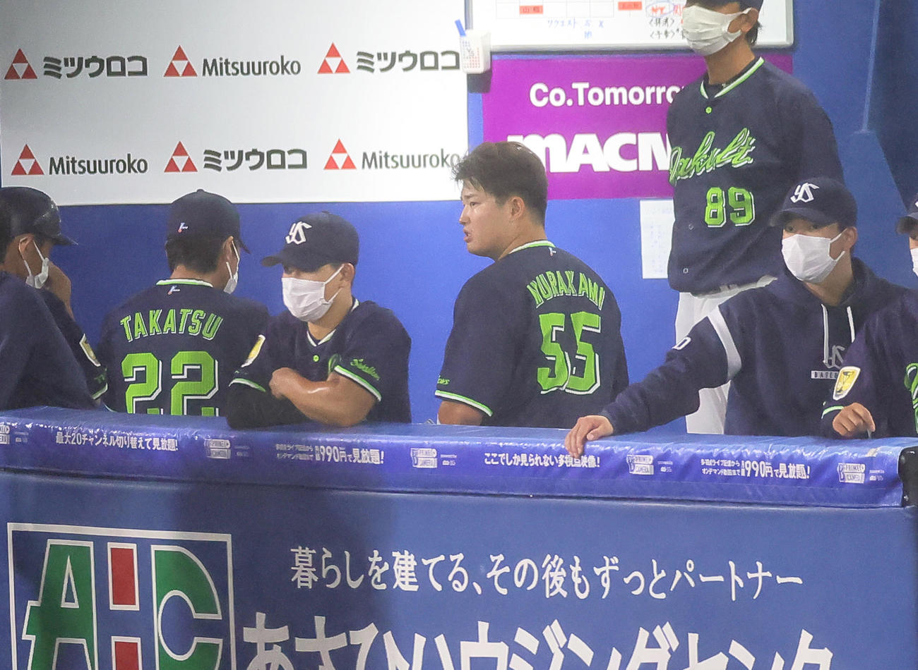 DeNA対ヤクルト　8回に死球を受けたヤクルト村上（中央右）は交代となる。左端は高津監督（撮影・足立雅史）