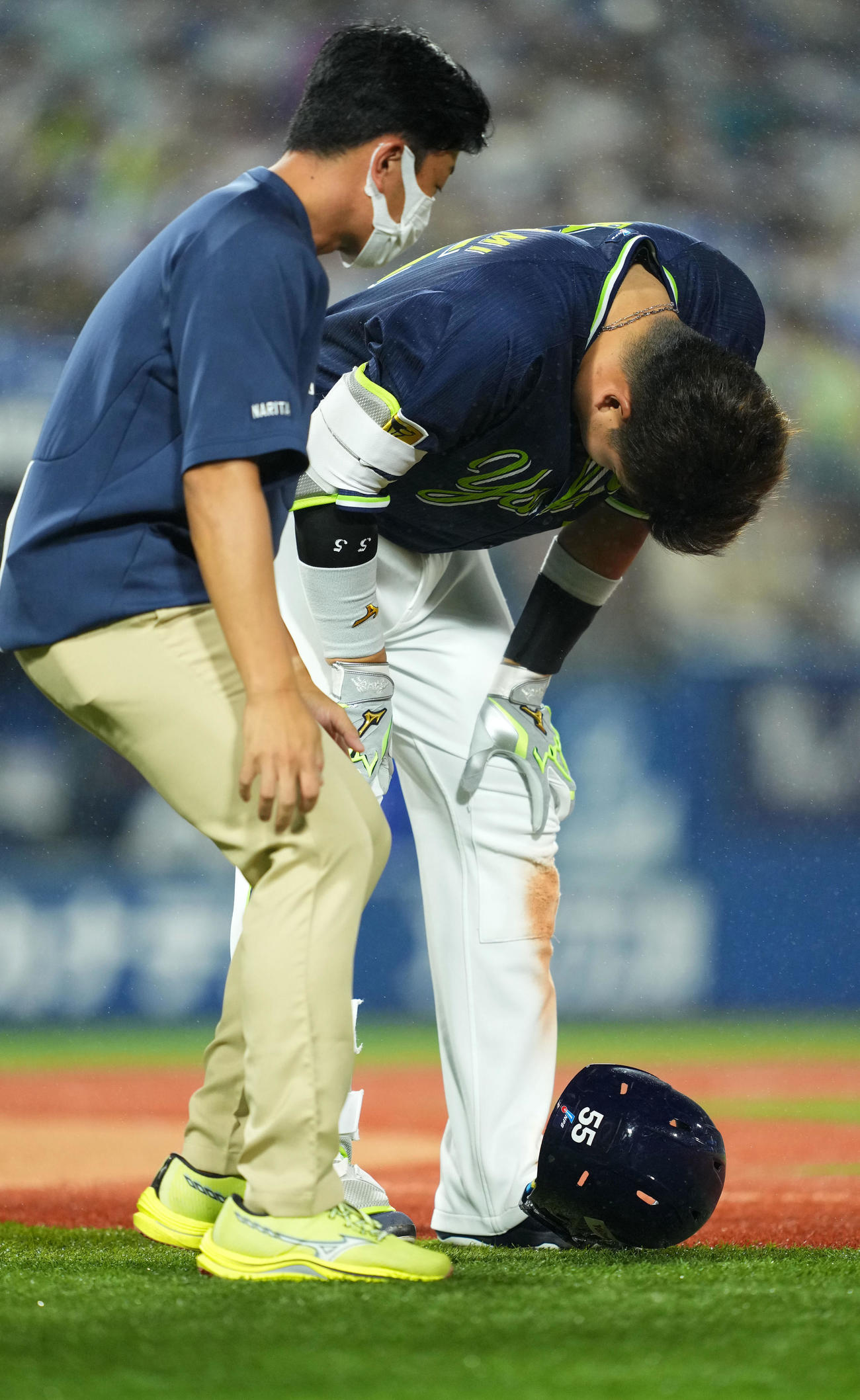 DeNA対ヤクルト　8回表ヤクルト1死、死球を受ける村上（撮影・横山健太）