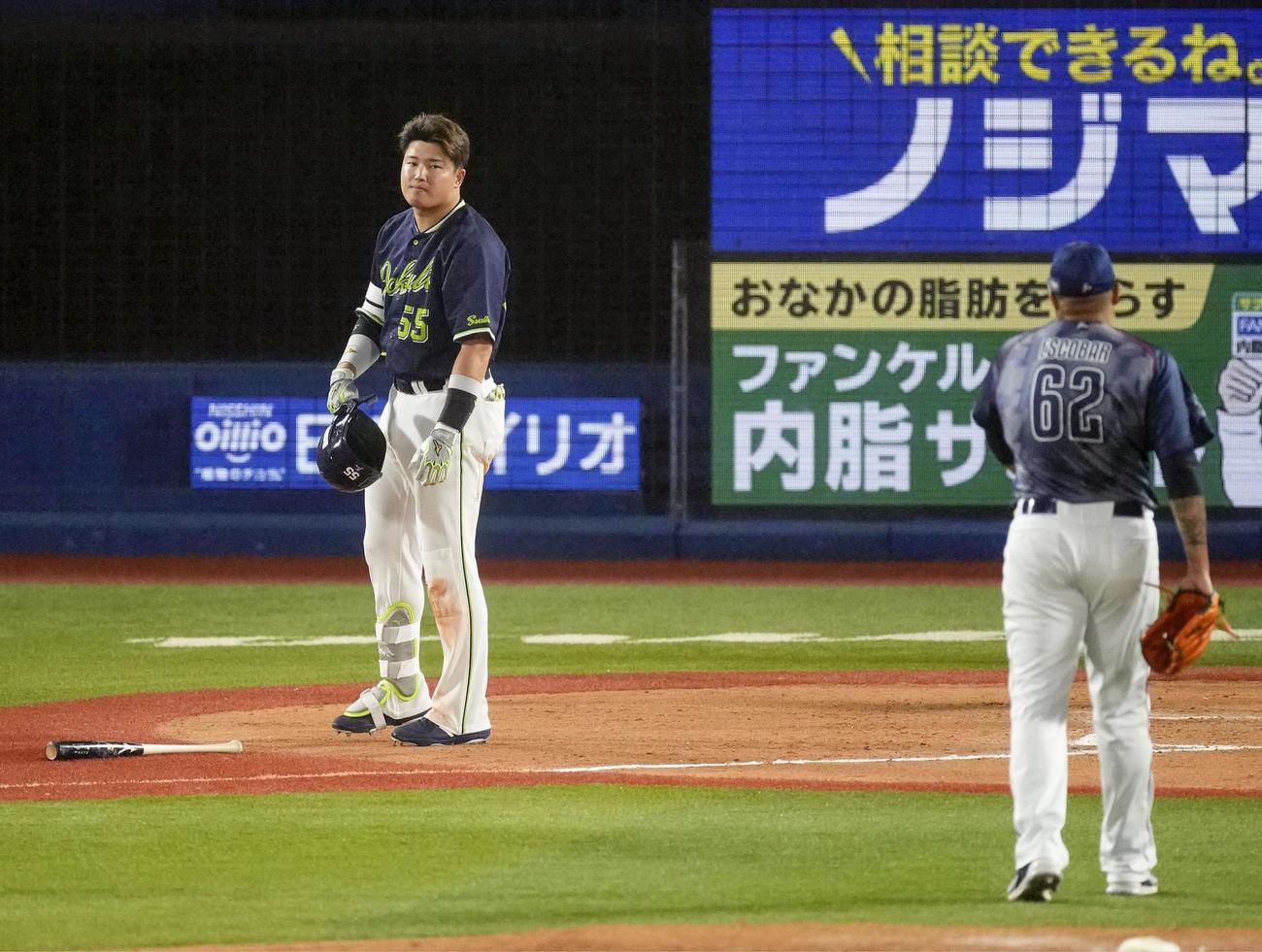 8回、死球を受け、投手エスコバー（右）を見つめる村上宗隆（共同）