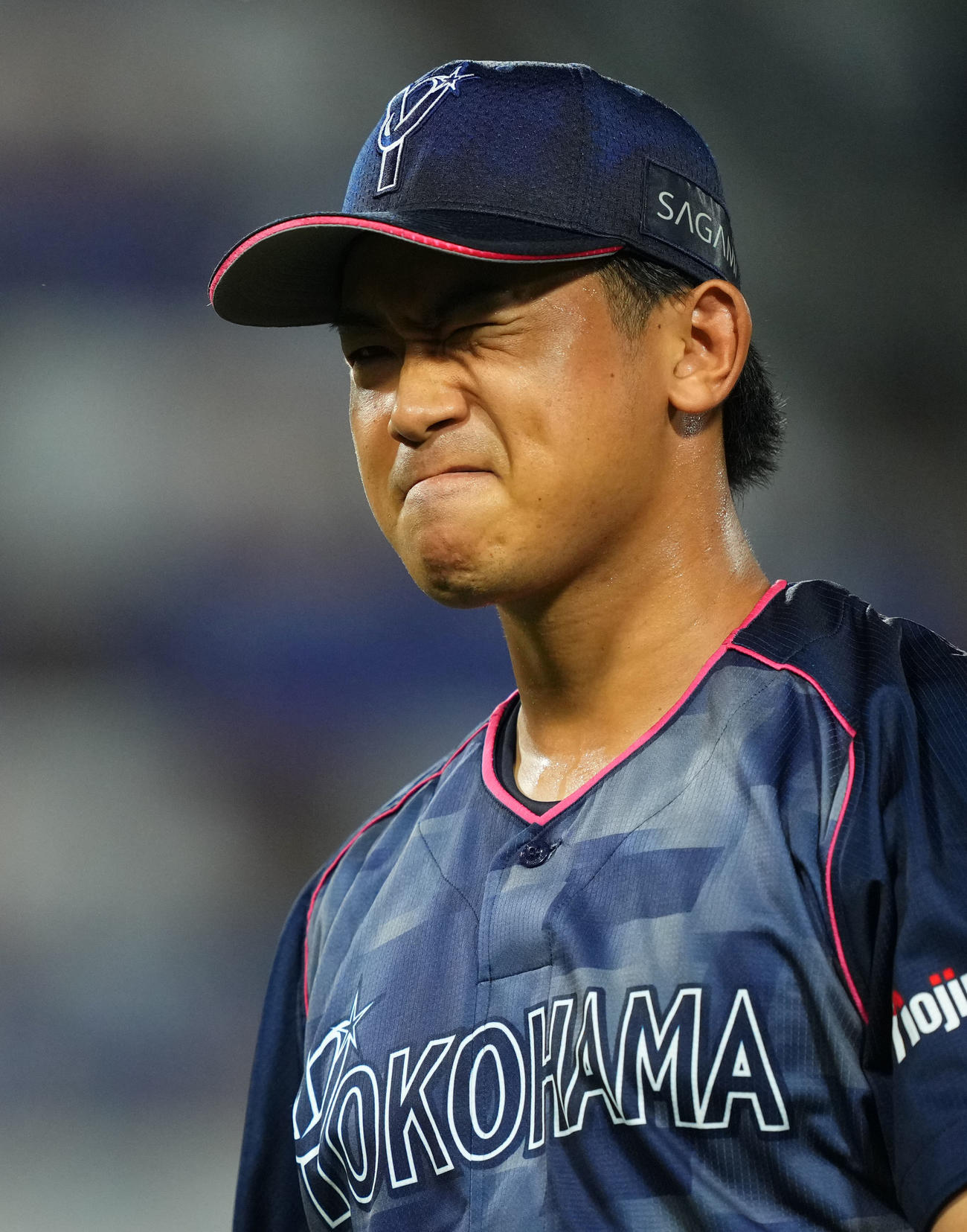 DeNA対ヤクルト　1回表を終え悔しげな表情でベンチへ引き揚げるDeNA今永（撮影・横山健太）