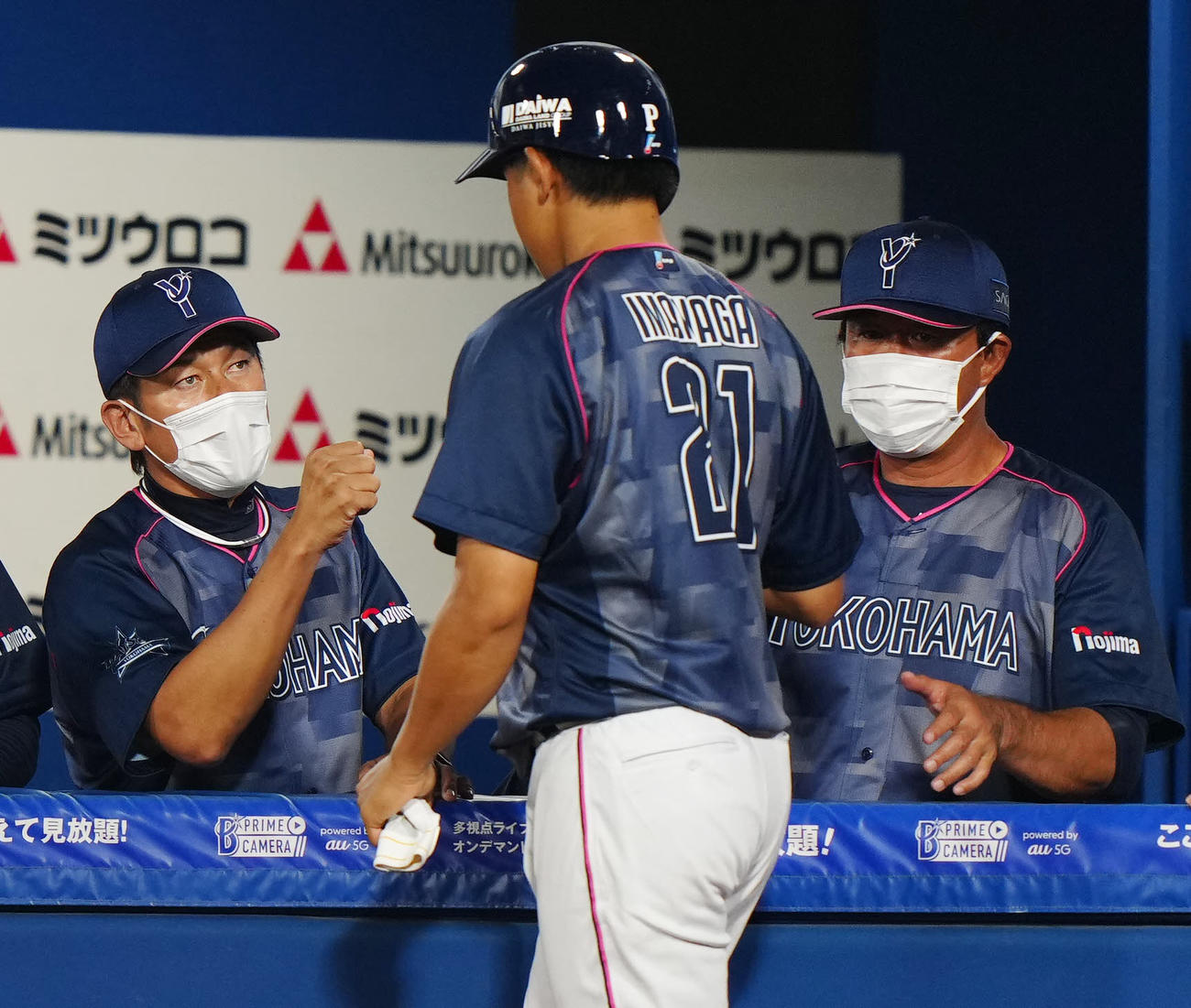 DeNA対ヤクルト　6回裏DeNA2死一、三塁、牧の適時打で生還した今永（中央）とタッチを交わす三浦監督（左）（撮影・江口和貴）