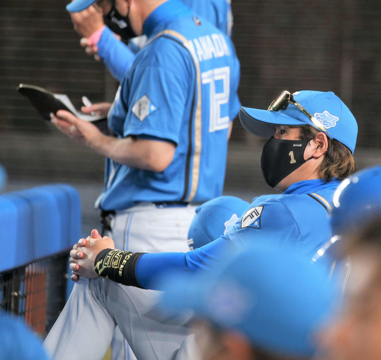 ロッテ対日本ハム　ベンチで渋い表情の新庄監督（撮影・黒川智章）