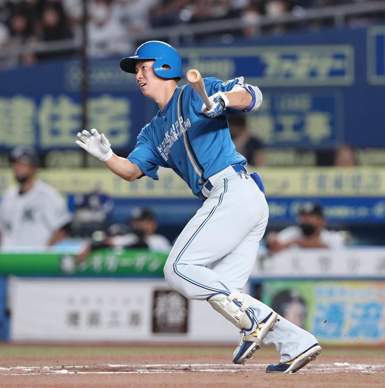ロッテ対日本ハム　7回表日本ハム無死、左前打を放つ松本剛（撮影・黒川智章）
