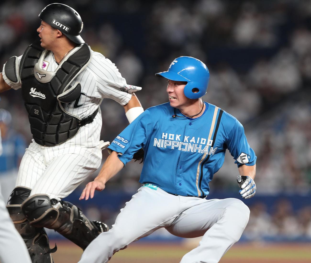 ロッテ対日本ハム　7回表日本ハム無死満塁、今川の三ゴロで挟殺される三塁走者松本剛（撮影・黒川智章）