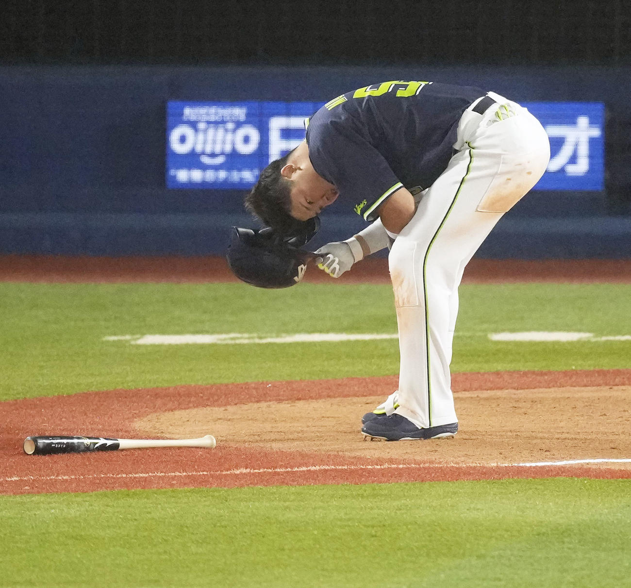 8回、死球を受け、痛みをこらえる村上宗隆（共同）