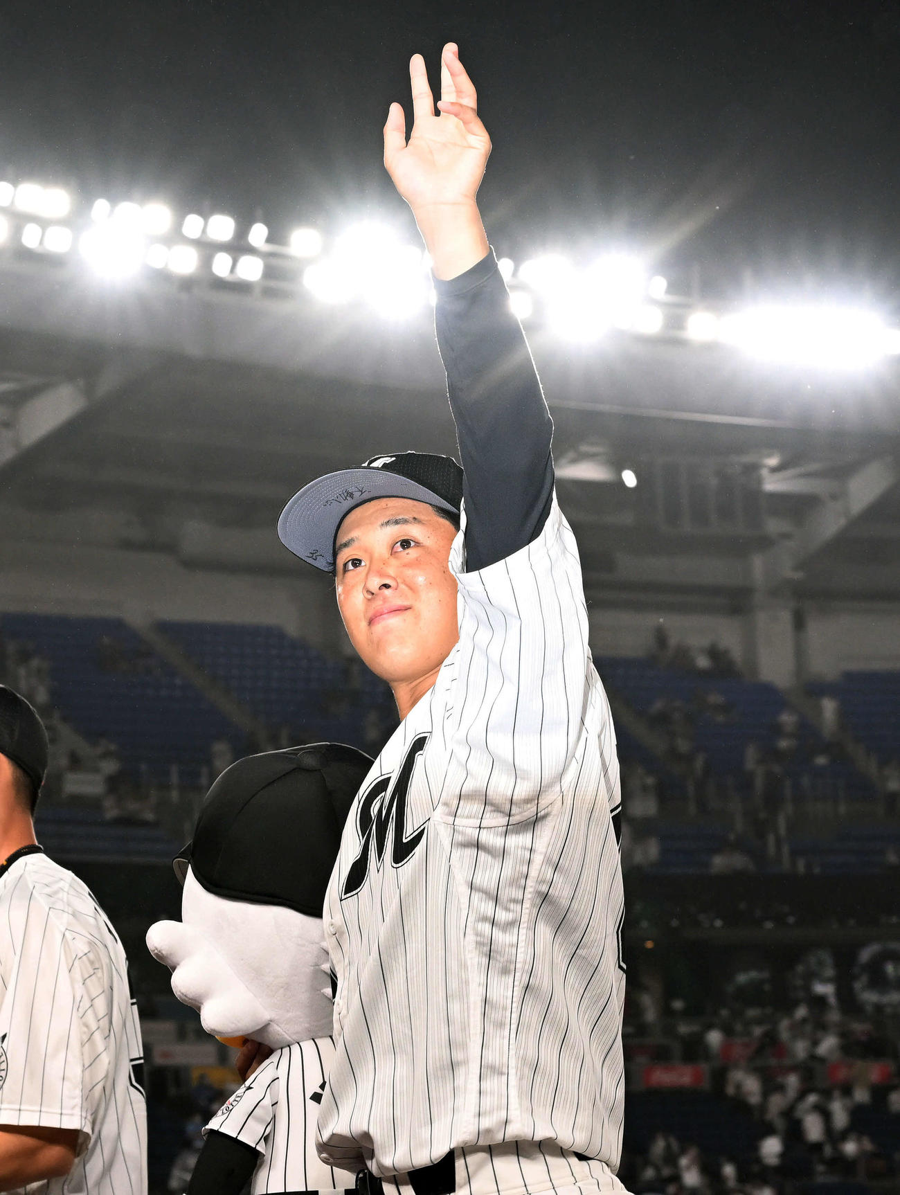 ロッテ対日本ハム　ヒーローインタビューを終えファンに手を振るロッテ鈴木（撮影・滝沢徹郎）