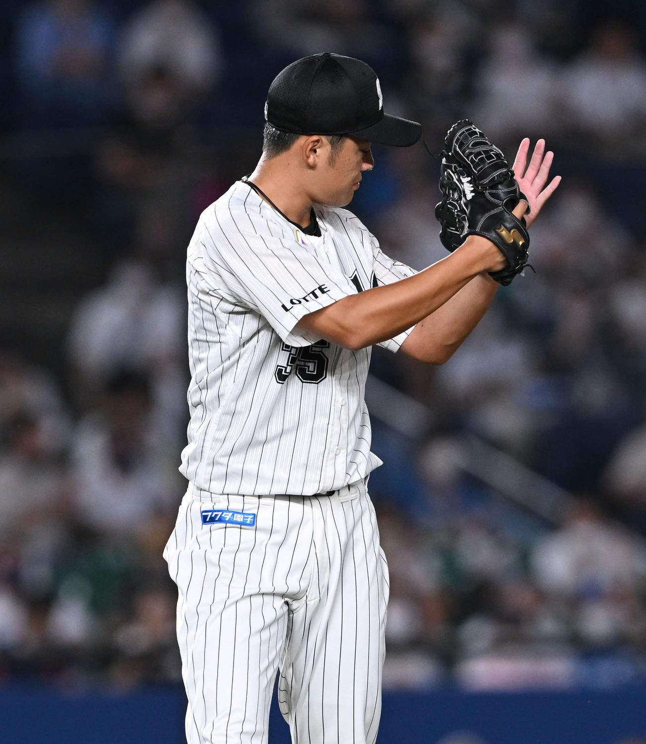 ロッテ対日本ハム　1回表日本ハム1死三塁、近藤を三ゴロに打ち取りグラブをたたく鈴木（撮影・滝沢徹郎）