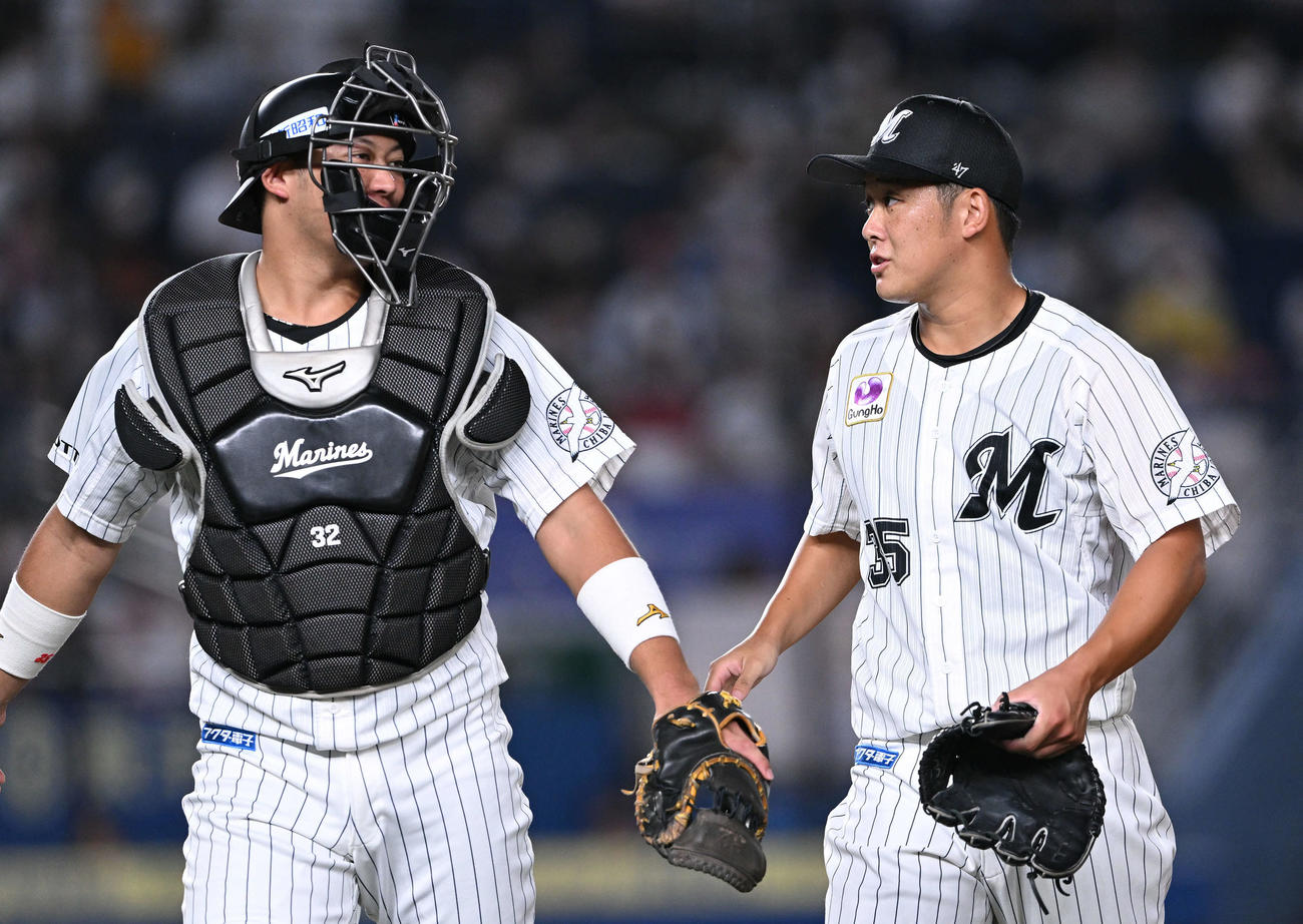 ロッテ対日本ハム　1回を投げ終えたロッテ鈴木（右）は捕手佐藤都と引き揚げる（撮影・滝沢徹郎）