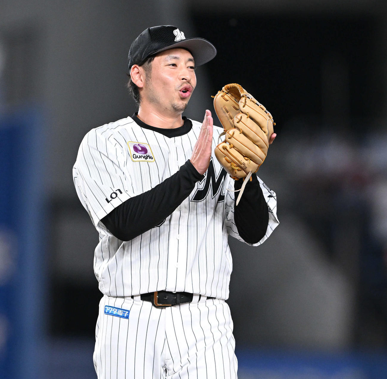 ロッテ対日本ハム　7回表日本ハム2死一、二塁、清宮を二ゴロに仕留めグラブをたたいて喜ぶ東條（撮影・滝沢徹郎）
