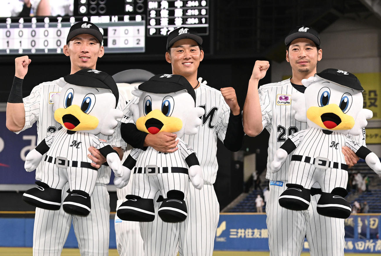 ロッテ対日本ハム　ヒーローインタビューを終えポーズを決めるロッテの、左から高部、鈴木、東條（撮影・滝沢徹郎）