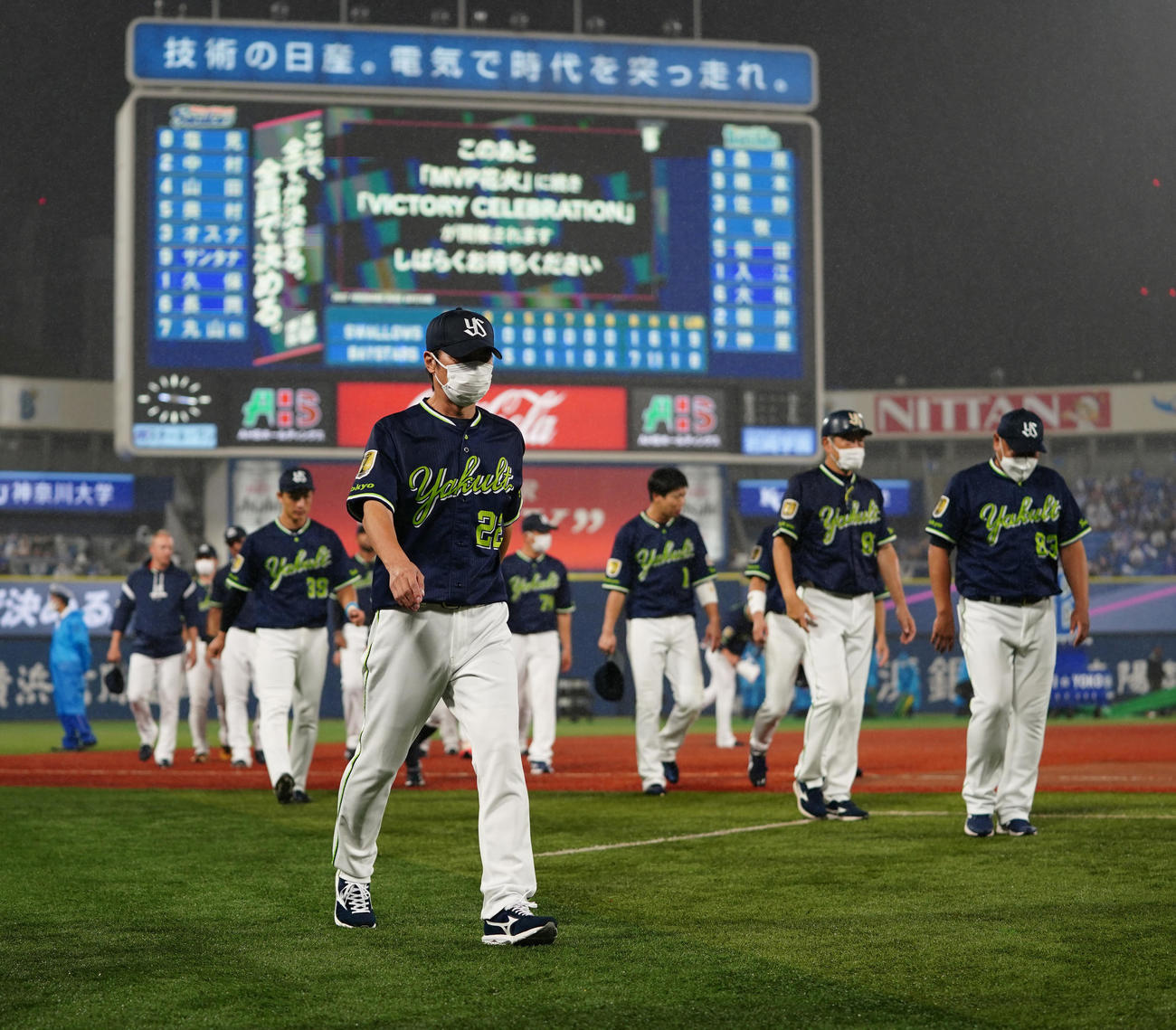 DeNA対ヤクルト　敗戦後、左翼席のファンにあいさつし、引き揚げるヤクルト高津監督（左）（撮影・江口和貴）