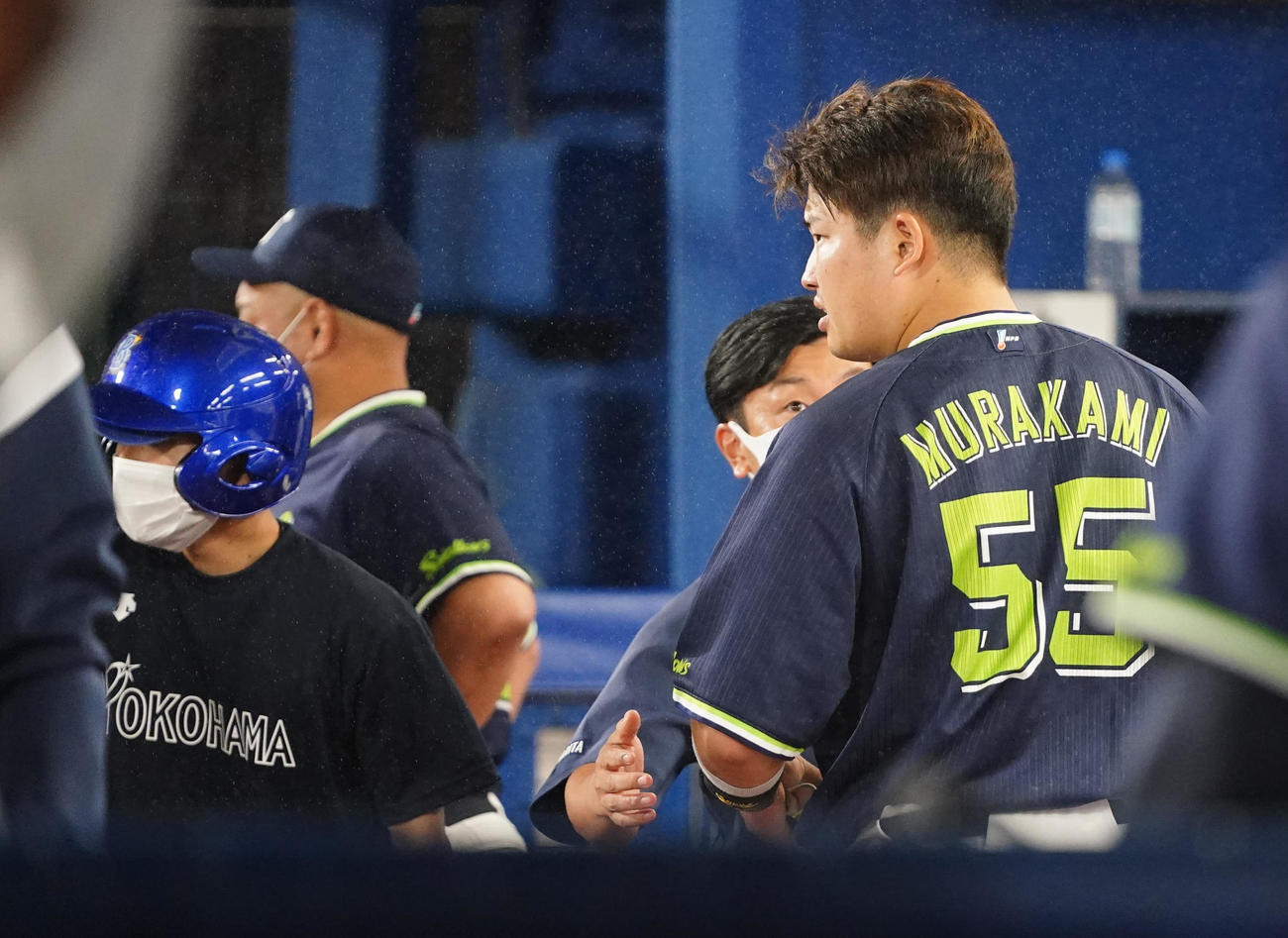 DeNA対ヤクルト　8回表終了後、ベンチに引き揚げたヤクルト村上（右）（撮影・江口和貴）
