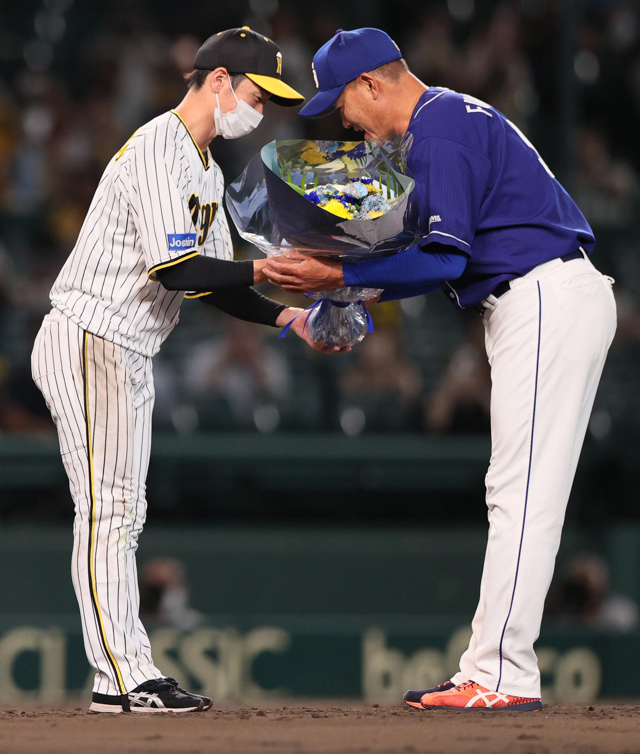 阪神対中日　試合後、阪神近本（左）から引退する中日福留に花束が贈られる（撮影・上山淳一）