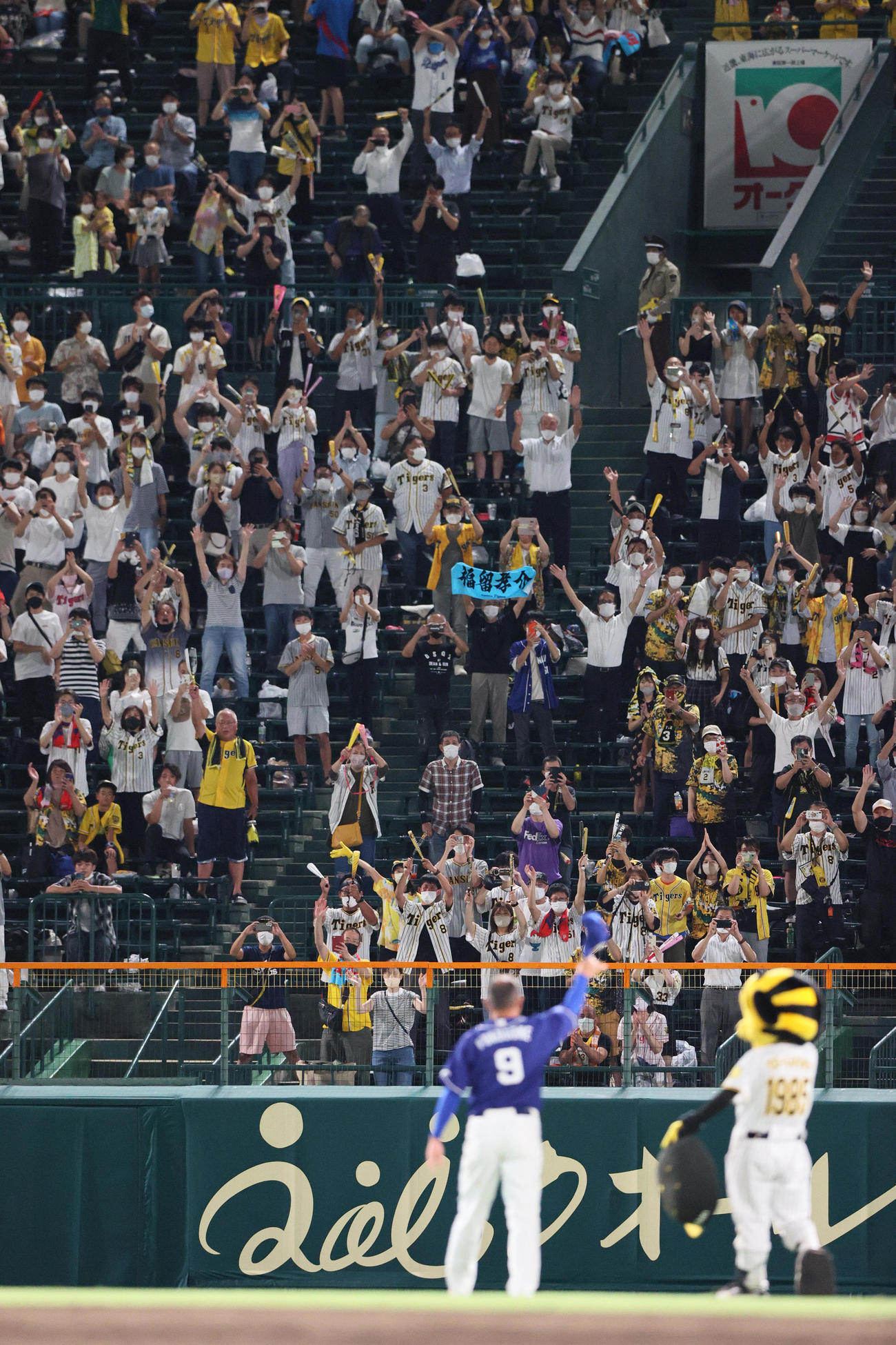 阪神対中日　今シーズンで引退する中日福留孝介に感謝を伝えるファン（撮影・上山淳一）