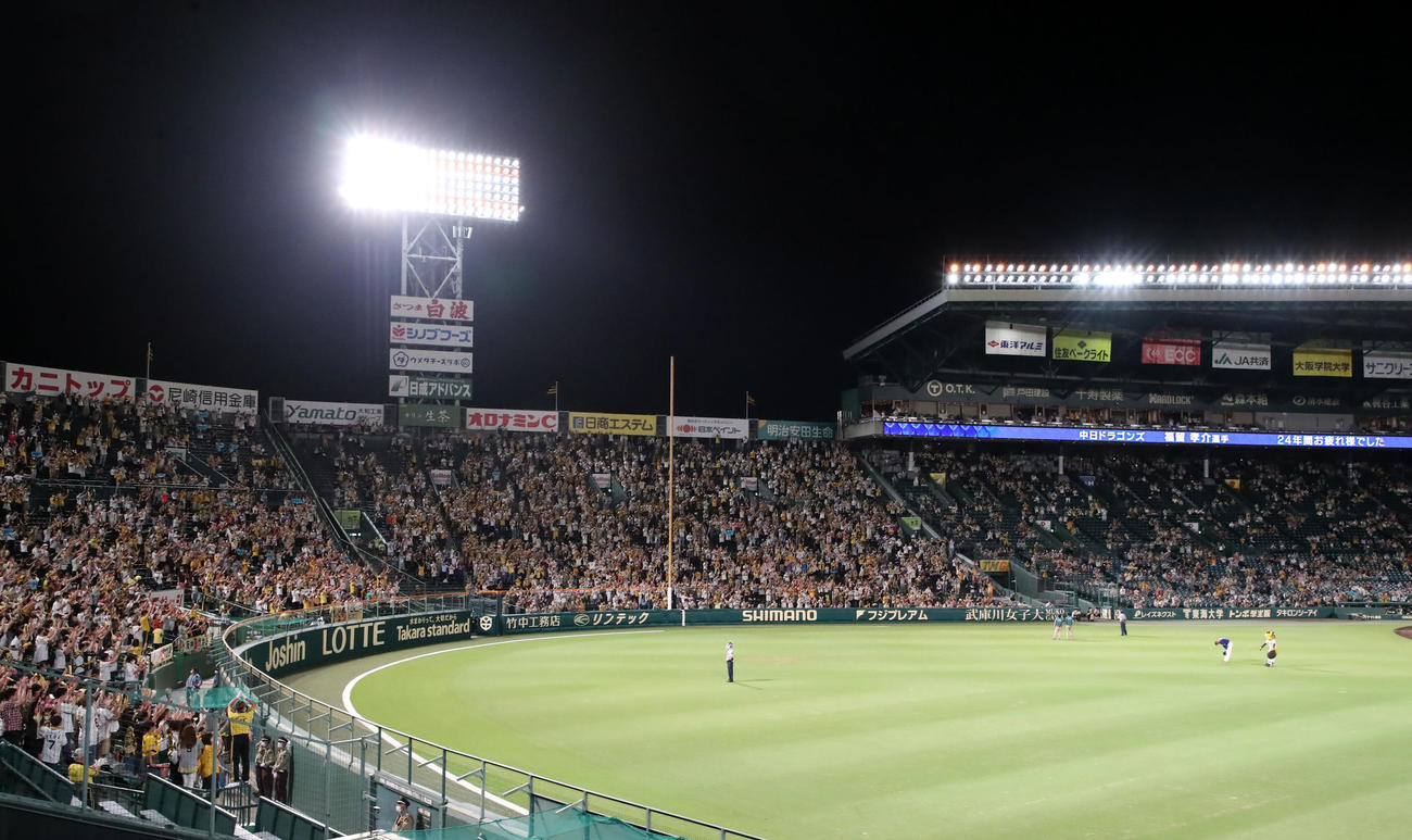 阪神対中日　試合後、引退する福留孝介は外野スタンドへあいさつする（撮影・加藤哉）
