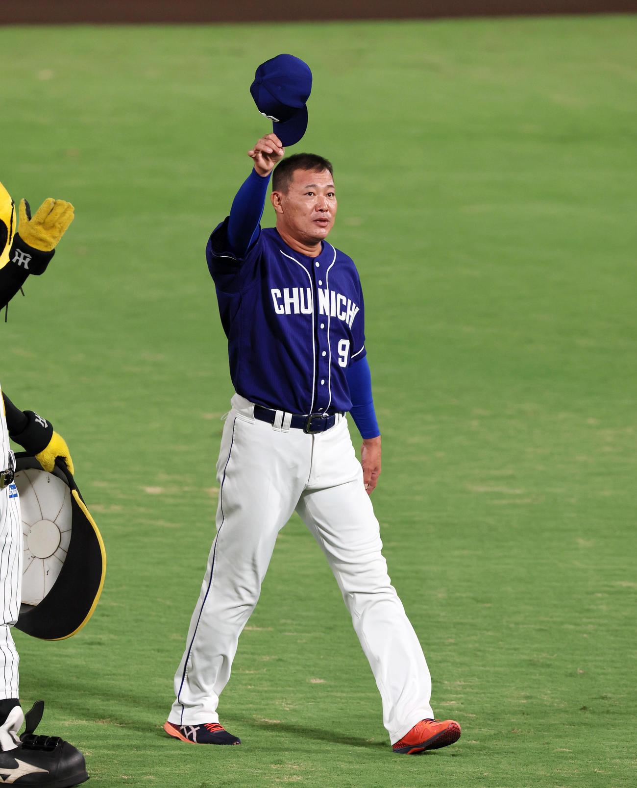 阪神対中日　試合後、引退する福留は外野スタンドへあいさつする（撮影・加藤哉）