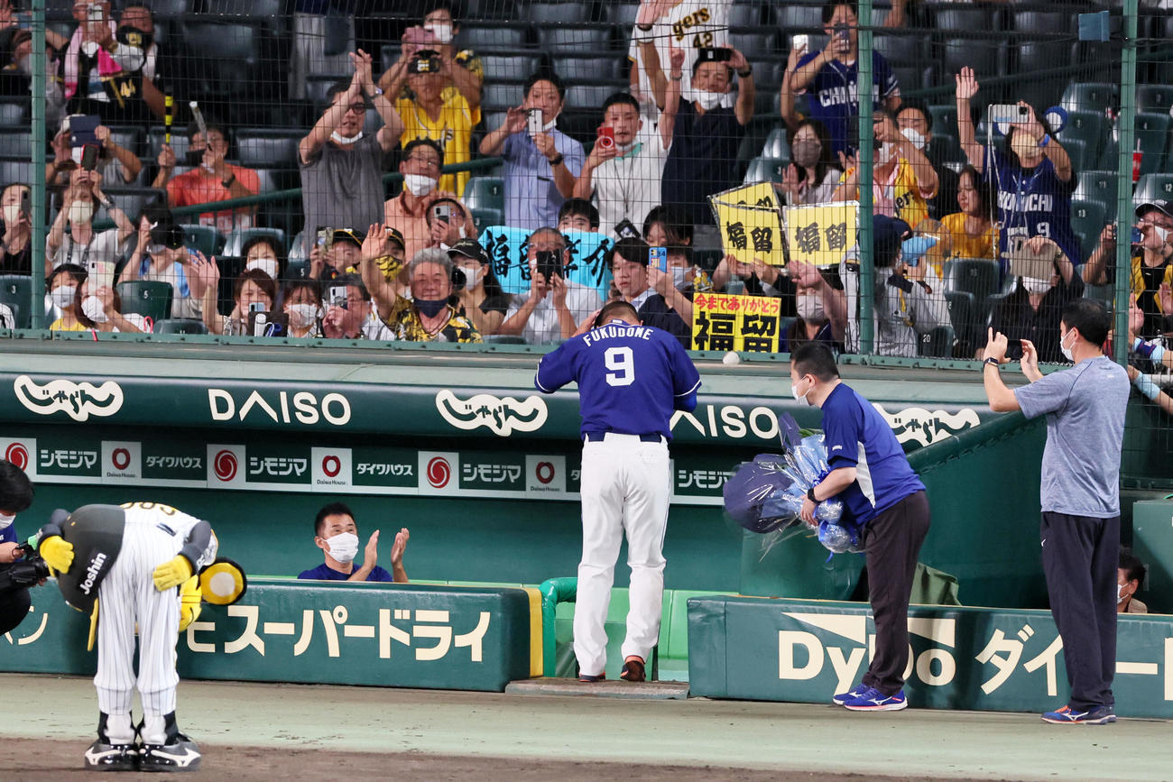 阪神対中日　試合後、引退する福留は外野スタンドへあいさつを終えベンチへ引き揚げる（撮影・加藤哉）