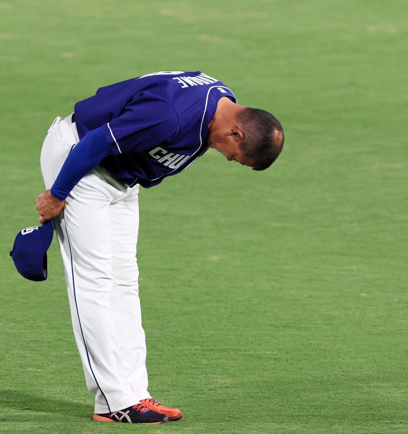 阪神対中日　試合後、引退する福留は外野スタンドへあいさつする（撮影・加藤哉）