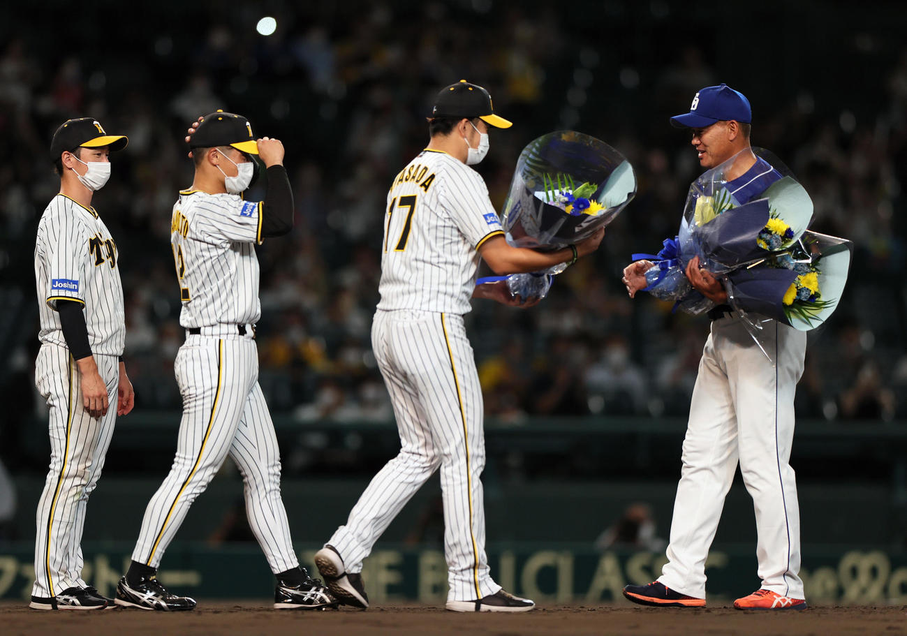阪神対中日　試合後、今シーズンで引退する中日福留（右）は花束を受け取る、左から阪神近本、岩貞、坂本（撮影・上山淳一）