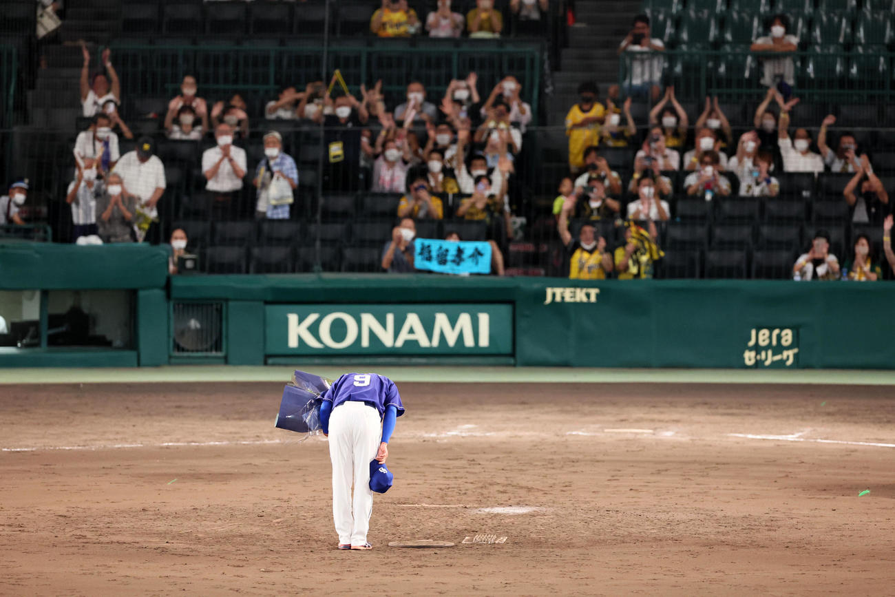 阪神対中日　試合後、引退する福留は阪神球団から花束を贈呈されスタンドにあいさつする（撮影・加藤哉）