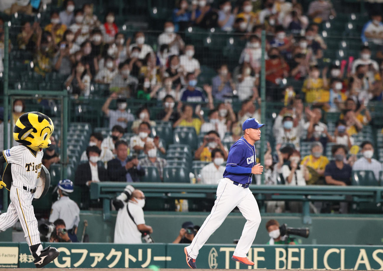 阪神対中日　今シーズンで引退する中日福留は甲子園球場のグラウンドを回って感謝を伝える（撮影・上山淳一）