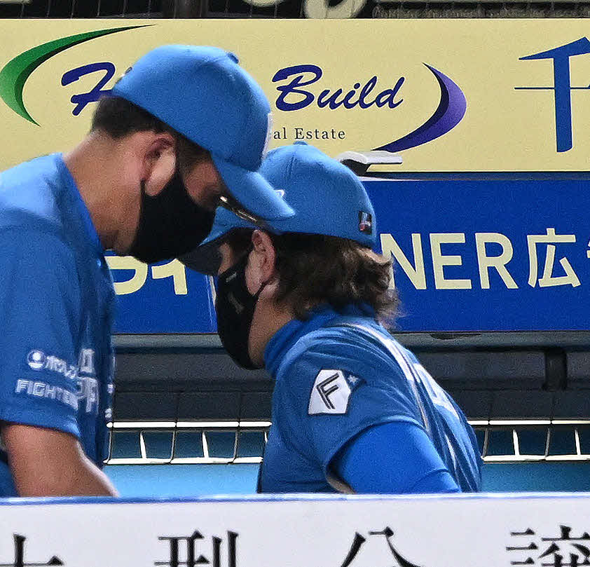 ロッテ対日本ハム　試合に敗れベンチ裏へ引き揚げる日本ハム新庄監督（右）（撮影・滝沢徹郎）