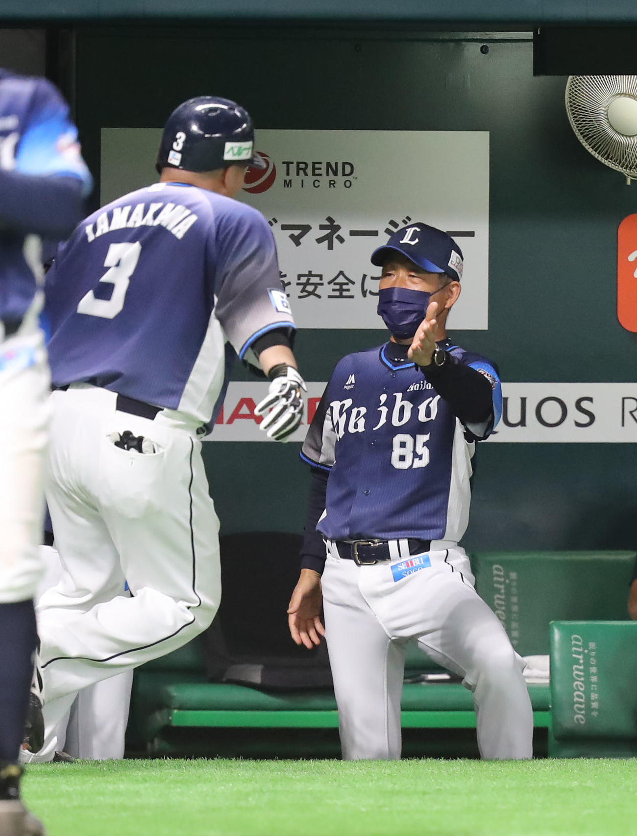 ソフトバンク対西武　6回表西武無死一塁、辻監督は2点本塁打を放った山川（左）をタッチで迎える（撮影・屋方直哉）
