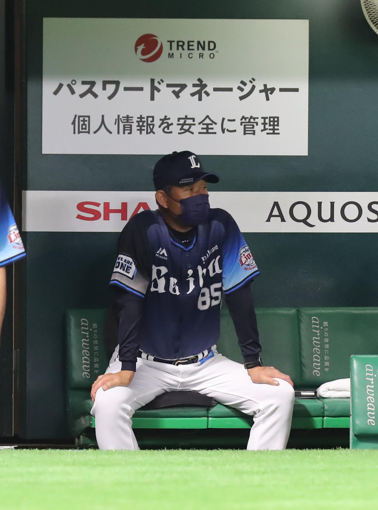 ソフトバンク対西武　8回裏の戦況を見つめる辻監督（撮影・屋方直哉）