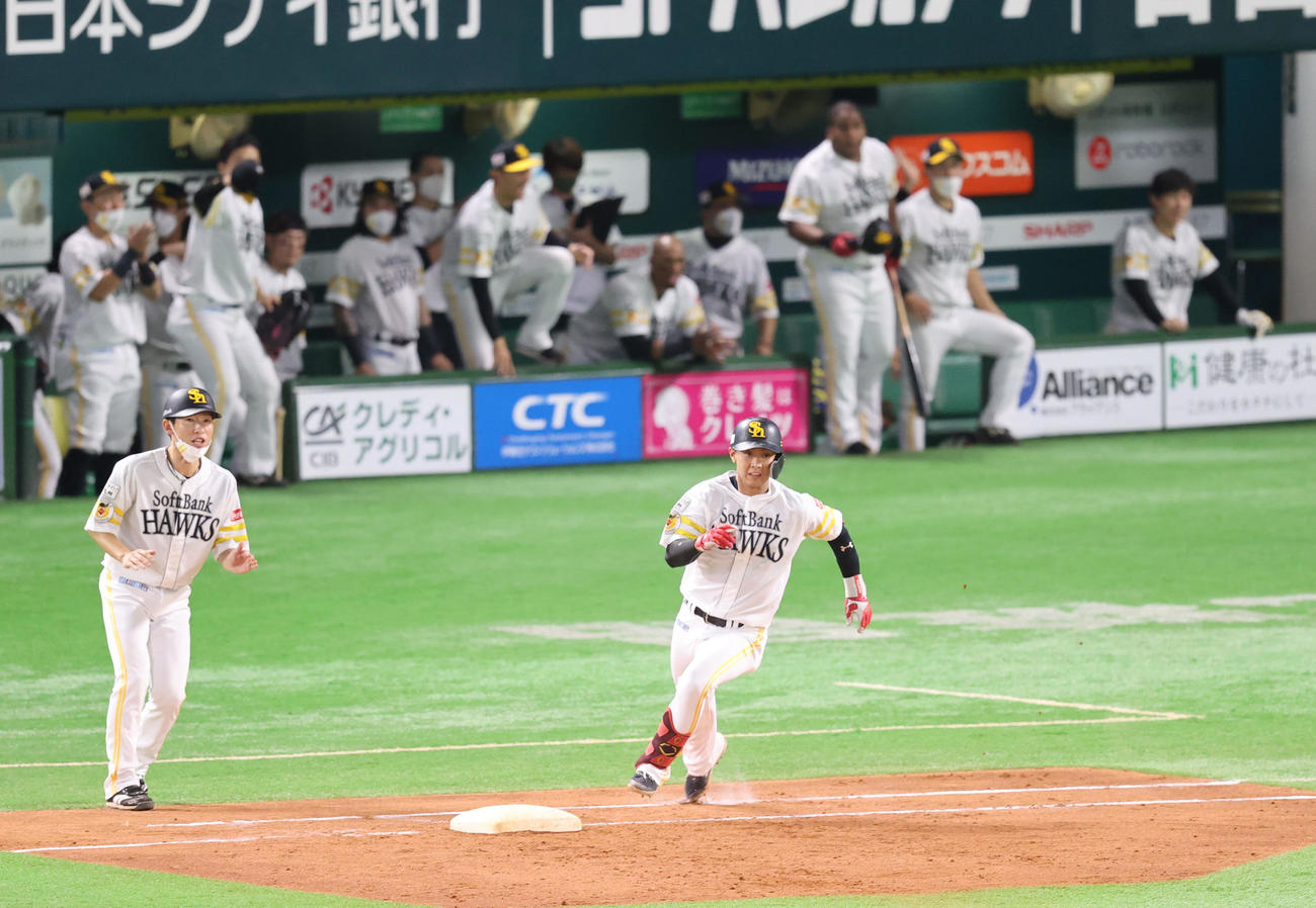 ソフトバンク対西武　3回裏ソフトバンク1死二、三塁、今宮健太は中前に逆転となる2点適時打を放つ（撮影・梅根麻紀）