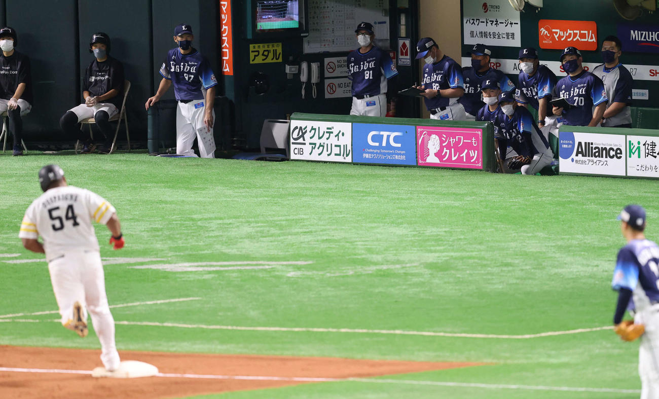 ソフトバンク対西武　3回裏ソフトバンク2死一塁、デスパイネ（左）に左越え2点本塁打を浴びて意気消沈の西武ベンチ（撮影・梅根麻紀）
