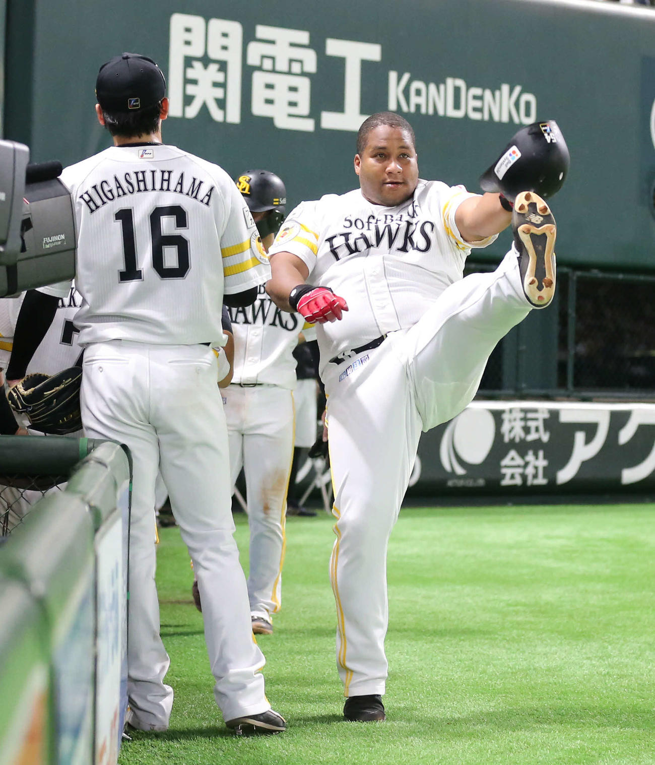 ソフトバンク対西武　3回裏ソフトバンク2死一塁、デスパイネは左越え2点本塁打を放ちポーズを決める（撮影・屋方直哉）