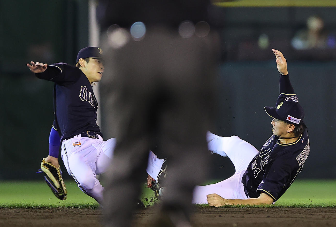 楽天対オリックス　5回裏楽天1死二、三塁、岡島の打球を追い交錯する紅林（右）と中川圭（撮影・垰建太）