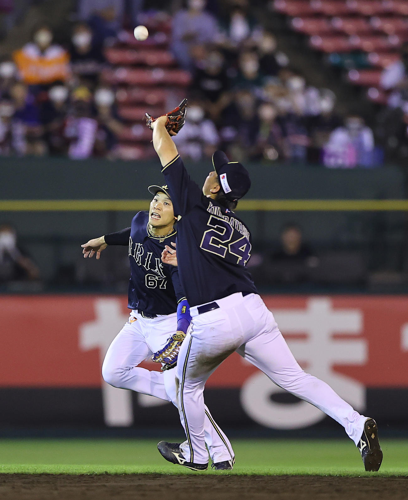 楽天対オリックス　5回裏楽天1死二、三塁、岡島の打球を追い交錯する紅林（右）と中川（撮影・垰建太）