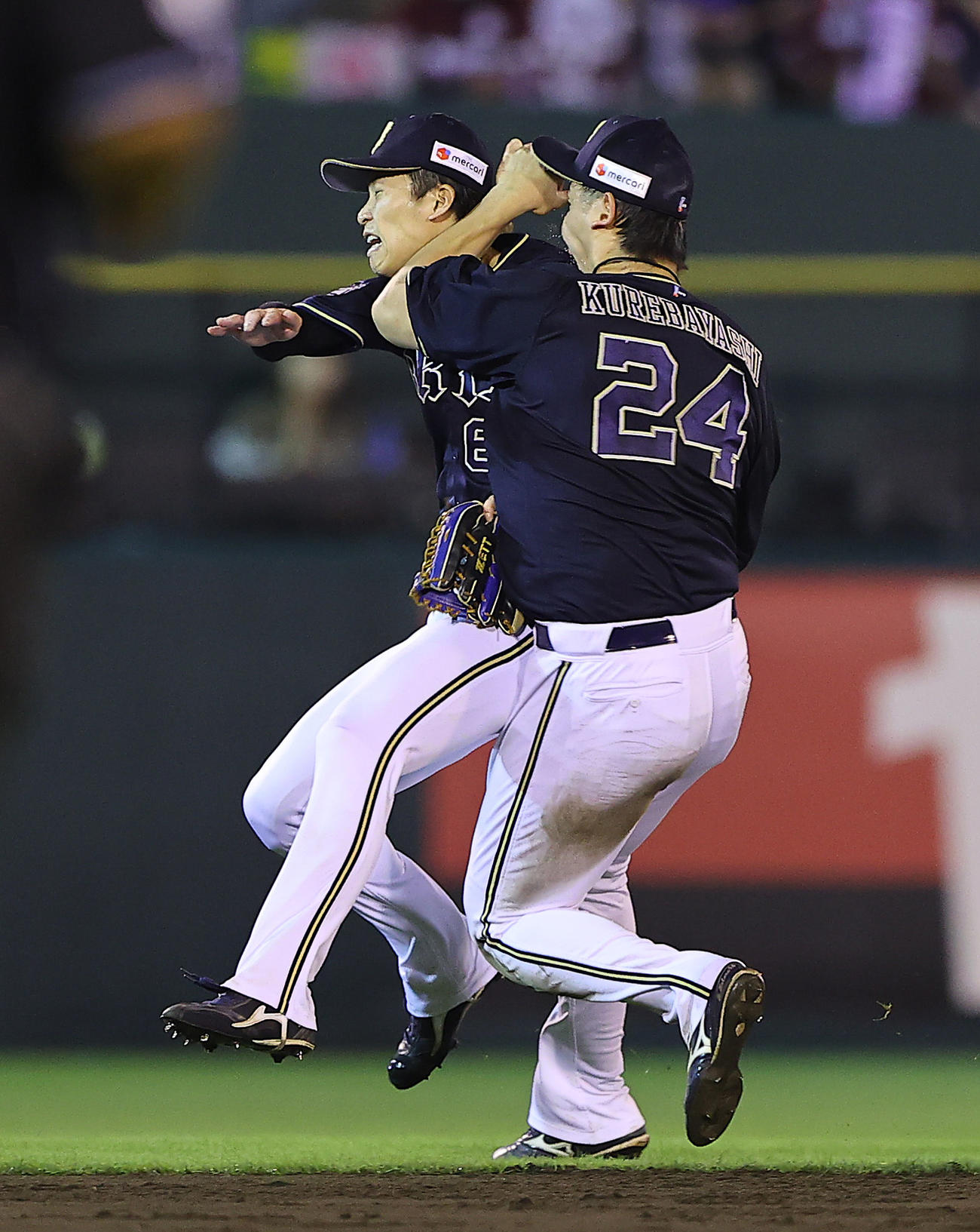 楽天対オリックス　5回裏楽天1死二、三塁、岡島の打球を追い交錯する紅林（右）と中川（撮影・垰建太）