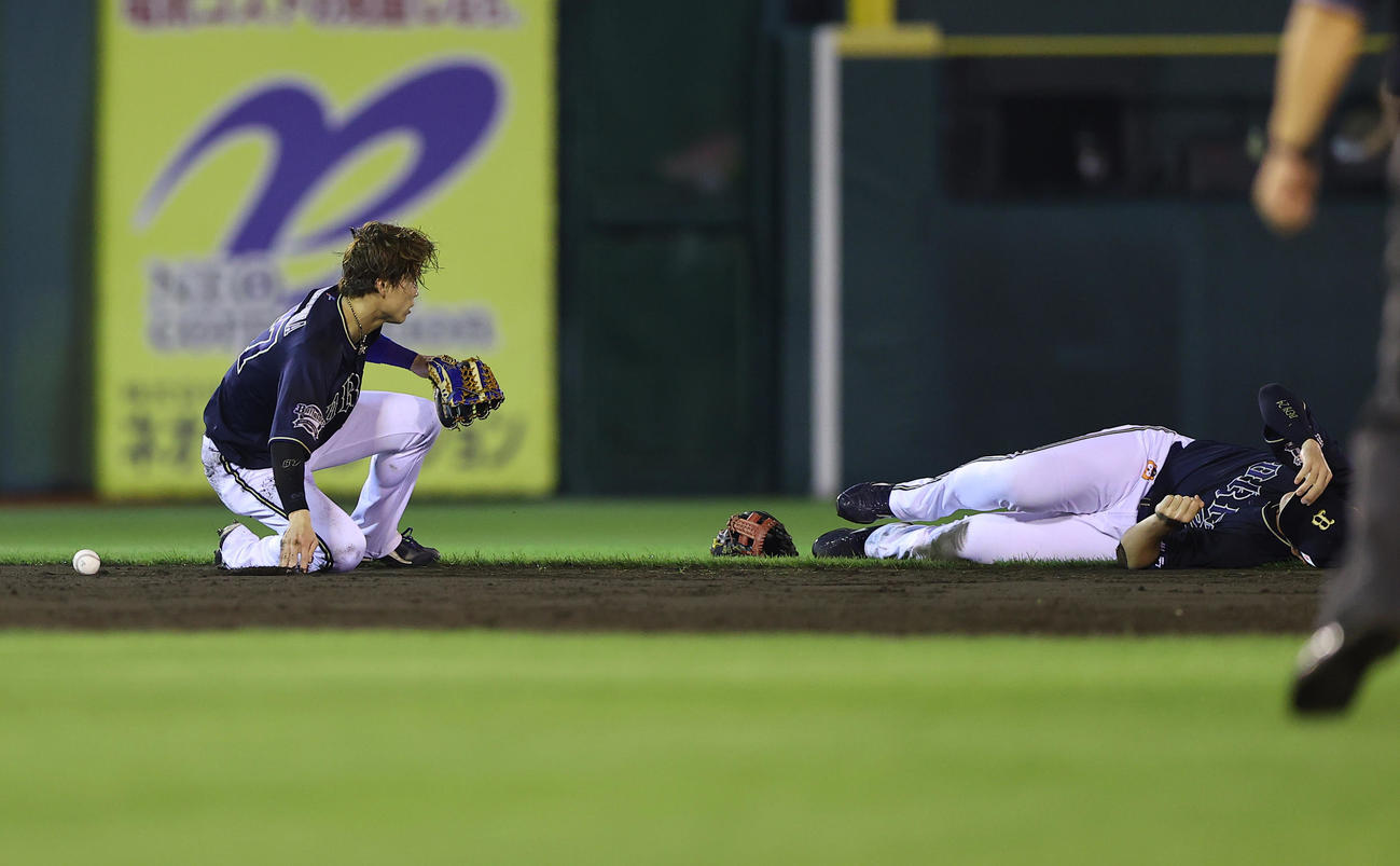 楽天対オリックス　5回裏楽天1死二、三塁、岡島の打球を追い交錯する紅林（右）と中川（撮影・垰建太）