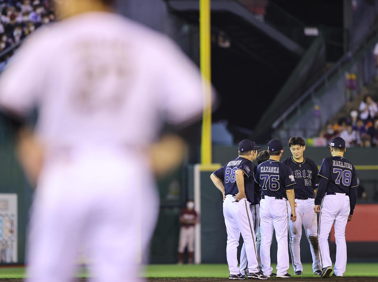 楽天対オリックス　5回裏楽天1死二、三塁、岡島（手前）の打球を追い交錯した紅林（右から2人目）は中嶋監督らの心配を受ける（撮影・垰建太）