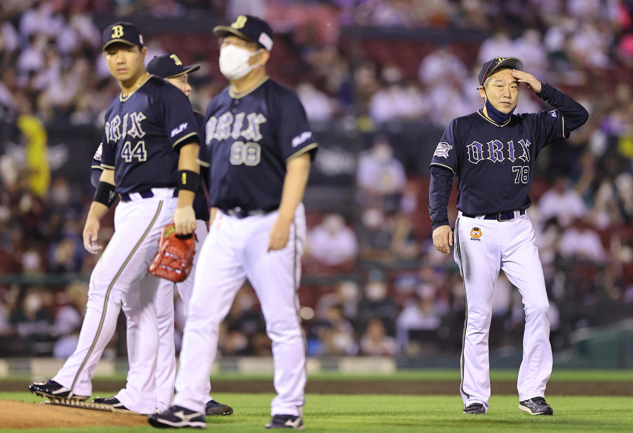 楽天対オリックス　5回裏楽天1死二、三塁、岡島の飛球の場面で完全捕球かどうかをリクエストするも覆らず頭を抱える中嶋監督（右）（撮影・垰建太）